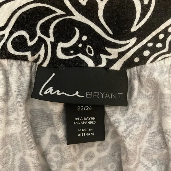 Black and white knit skirt. - Picture 2 of 3